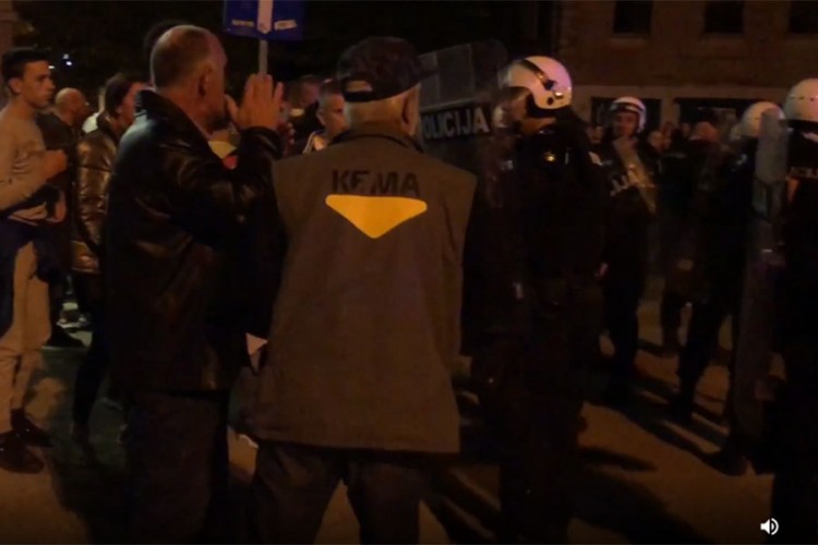Хаос у Никшићу и Пљевљима: Полиција бацила сузавац, грађани каменице