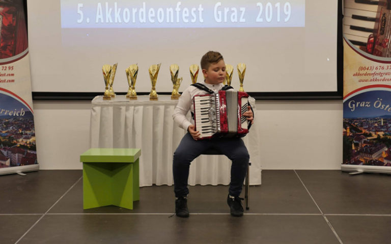 Десетогодишњи Ђорђе, виртуоз на хармоници освојио три златне медаље на фестивалу “Констелејшн”