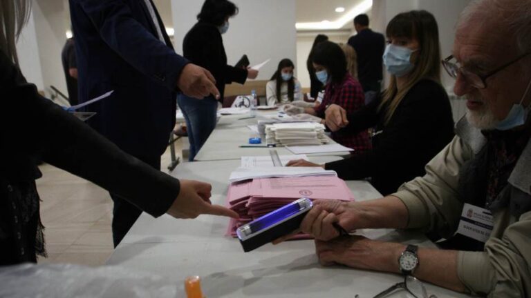 Крагујевац: Пацијенти дошли у ковид амбуланту, она у међувремену претворена у бирачко мјесто