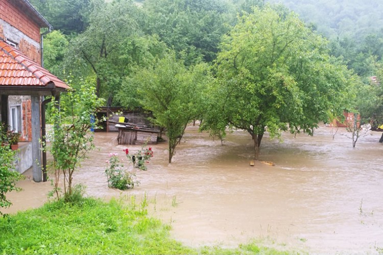 Поплаве у Тузланском кантону, проблеми и у јужним дијеловима Дистрикта