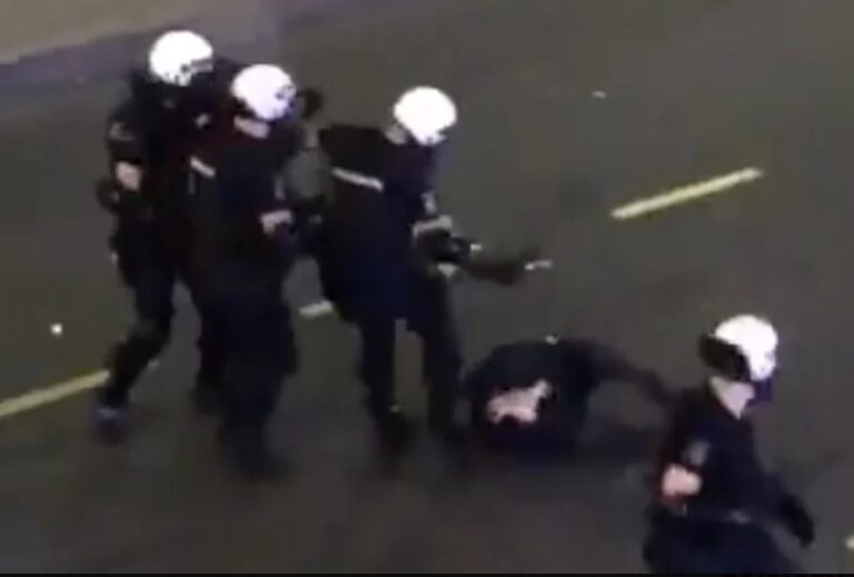 Брутална сцена у Београду: Демонстранта ударало више од 10 полицајаца