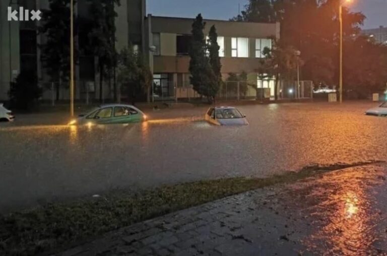 Олуја створила велике проблеме у Тузли: Аутомобили под водом, вјетар ломио дрвеће