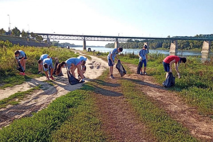 Чланови три удружења организовали чишћење обале ријеке Саве