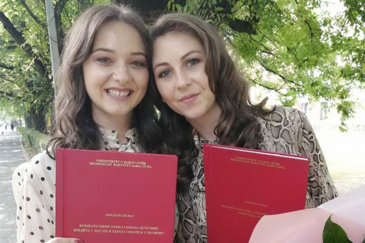 Сестре дипломирале у истом дану