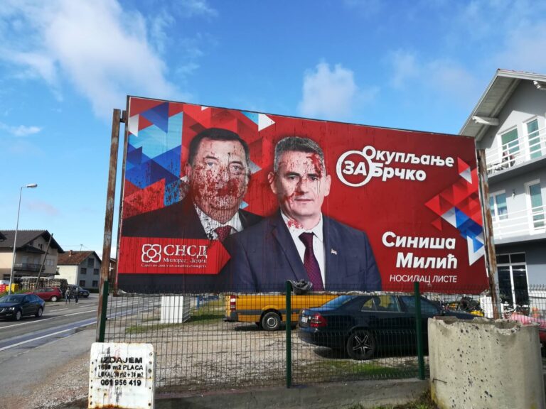 На самом почетку кампање: У Брчком уништен промотивни билборд СНСД-а