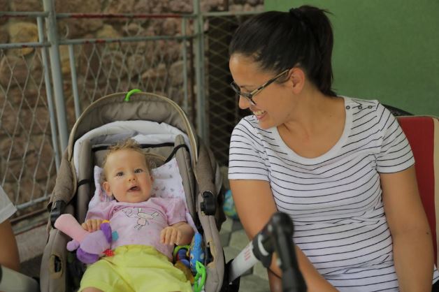 Мала побједа плавооке Лане: Дјевојчица јуче оперисана, али за њен потпуни опоравак недостаје још 400.000 долара