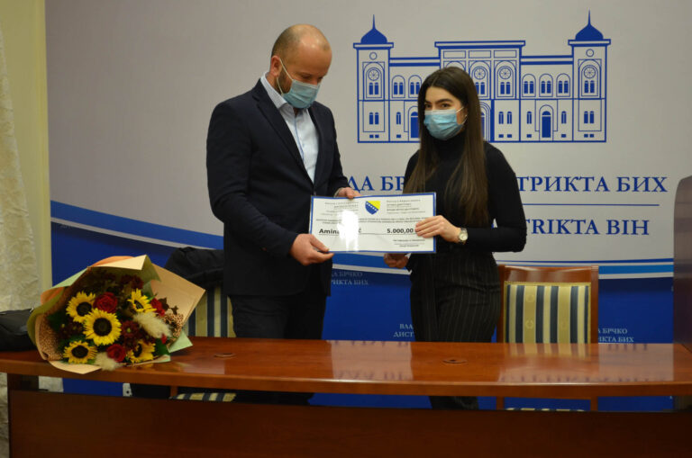 Uručena novčana nagrada Amini Ribić, studentkinji generacije Ekonomskog fakulteta u Brčkom