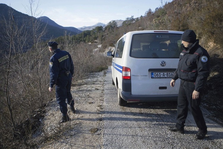 Гранични полицајац и још девет људи ухапшени због кријумчарења 100 миграната