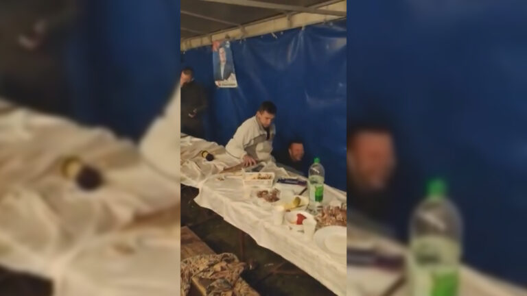 Корона журка у Брчком: Под шатором, испред страначких плаката