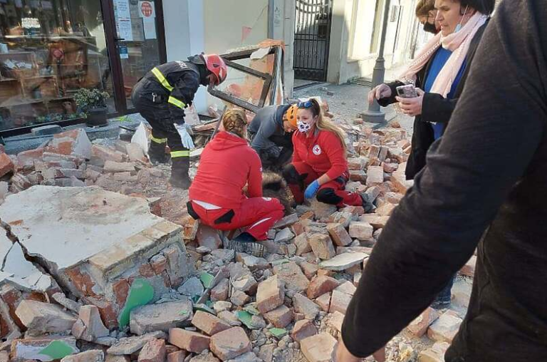 Драматично стање у Хрватској: У земљотресу у Петрињи погинуло дијете