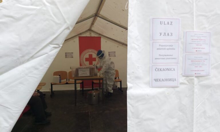 Брчански Црвени крст поставио шатор за особе које чекају испред ковид амбуланте