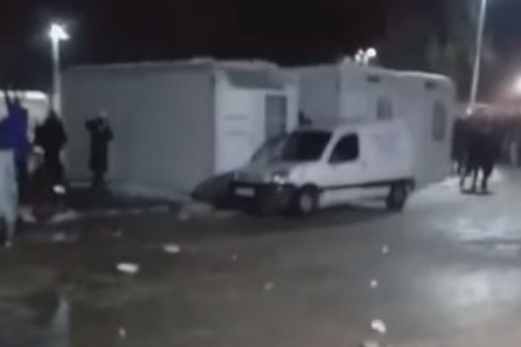 Мигранти превртали полицијска аута, повријеђена два полицајца у Блажују