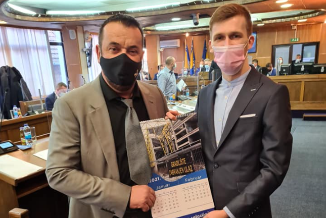 Скупштина: Иљазовић присутнима поклонио календаре
