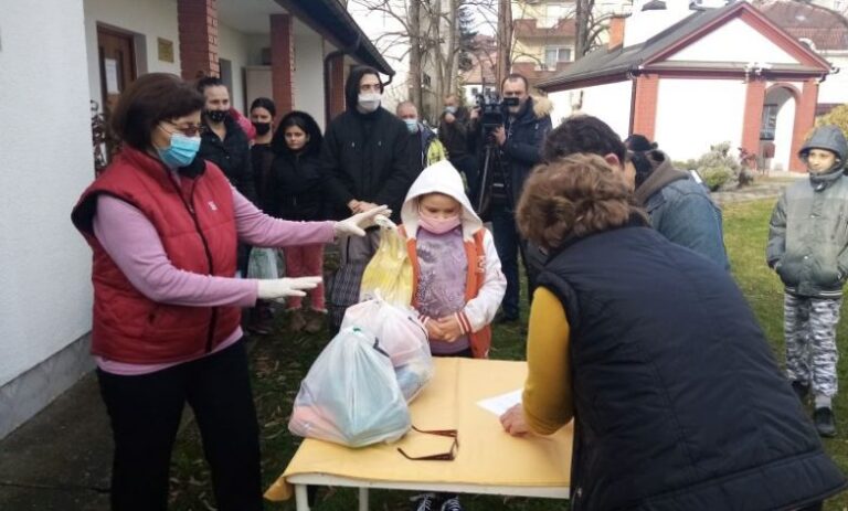 Брчко: Чланице Кола српских сестара подијелиле пакете најугроженијима