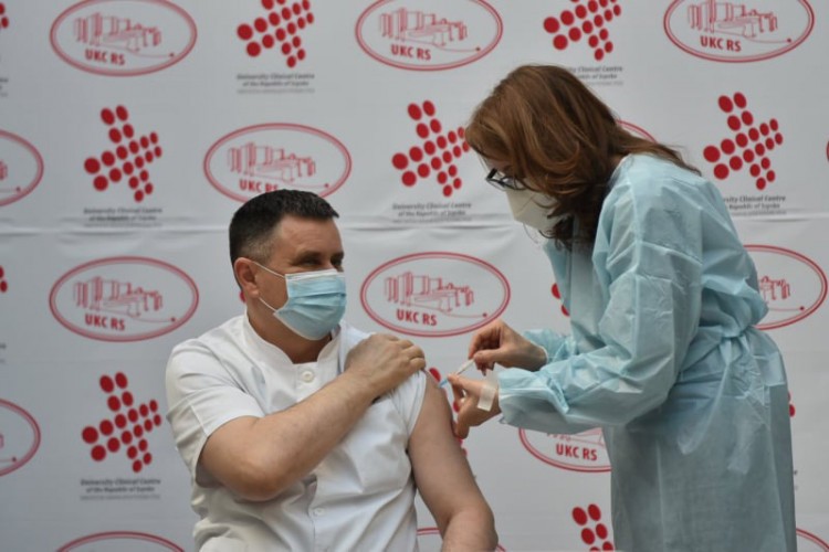 Почела вакцинација у Српској, прву вакцину “Спутњик V” примио Ђајић