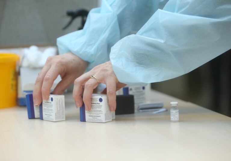 Радници могу да бирају: У Србији почела вакцинација медицинара из Брчког