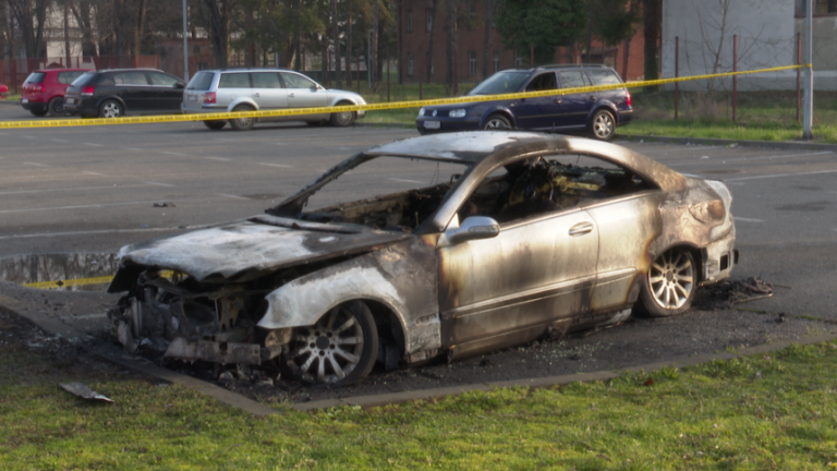 Два аутомобила изгорјела у Бијељини