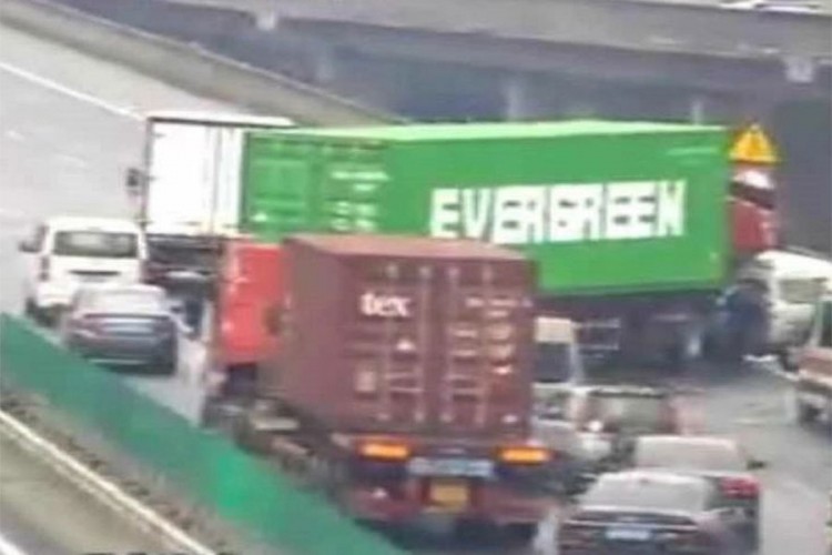 Камион Evergreen блокирао саобраћај