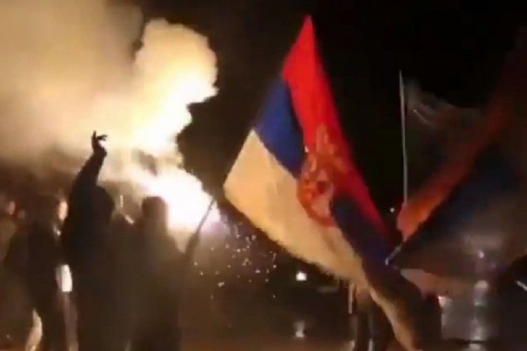 Заставе Србије, бакље и слављеничка атмосфера на улицама Никшића