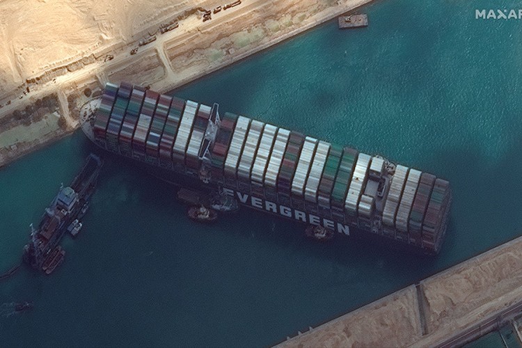 Пропао покушај извлачења брода из Суецког канала