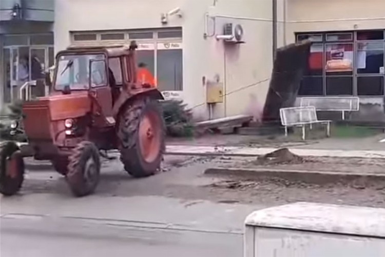 Трактором срушили споменик: “Ево вам четници”