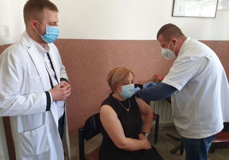 Почела вакцинација становника општине Лопаре: Пријавило се више од 900 грађана