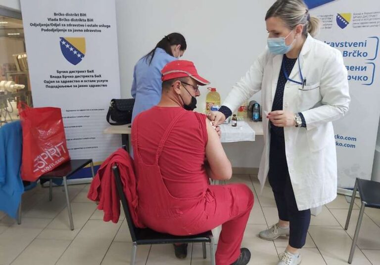 Пријављено око 300 људи: У Брчком почела вакцинација запослених у привреди