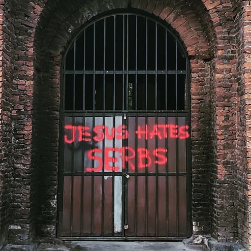 На цркви у Приштини графит „Исус мрзи Србе”
