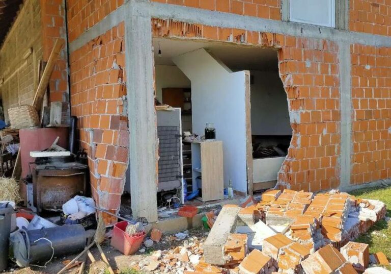Разнесен дио куће: Старица упалила свјетло, након експлозије плина завршила у УКЦ РС