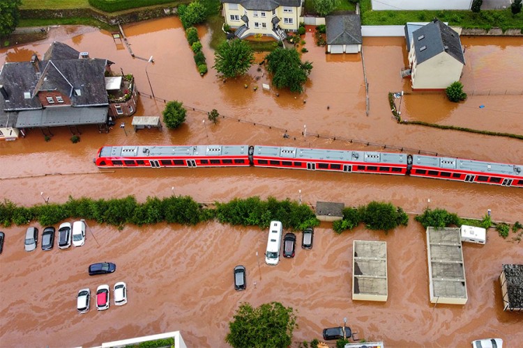 Европа се бори са поплавама: Расте број погинулих, спасиоце чекају на крововима