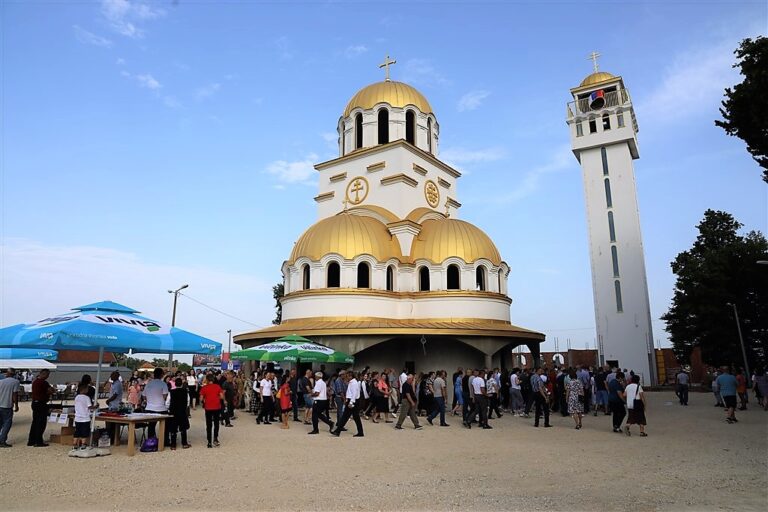 Манастир у Поповом Пољу прославио крсну славу