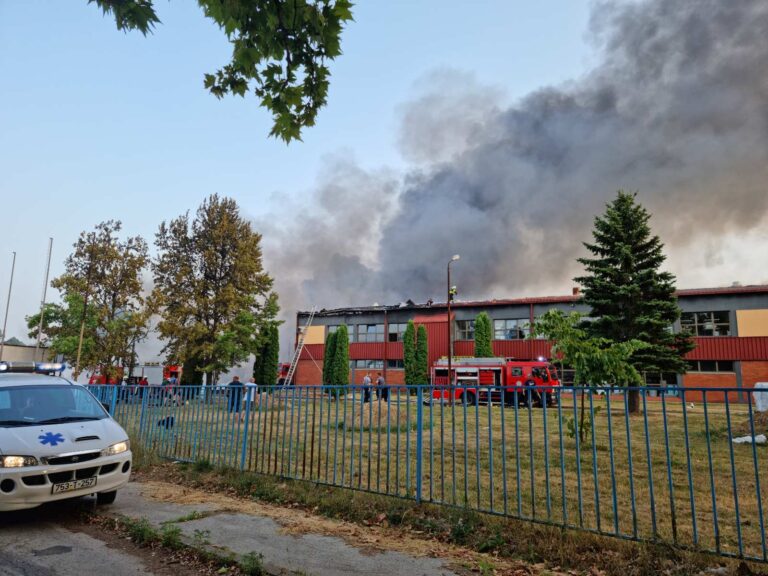 У току увиђај: У пожару у Брчком повријеђено 16 ватрогасаца