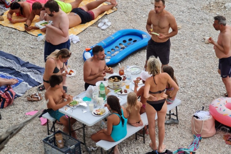 На плажи код Макарске поставили сто за ручак, понијели и лонац