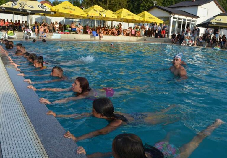 На базенима Октопус у Лопарама завршена школа пливања