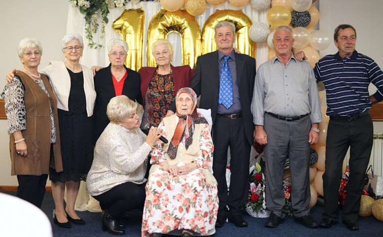 Мунира Мујкић навршила 100 година: На рођенданско славље стигло седмеро дјеце, 15 унучади и 13 параунучади