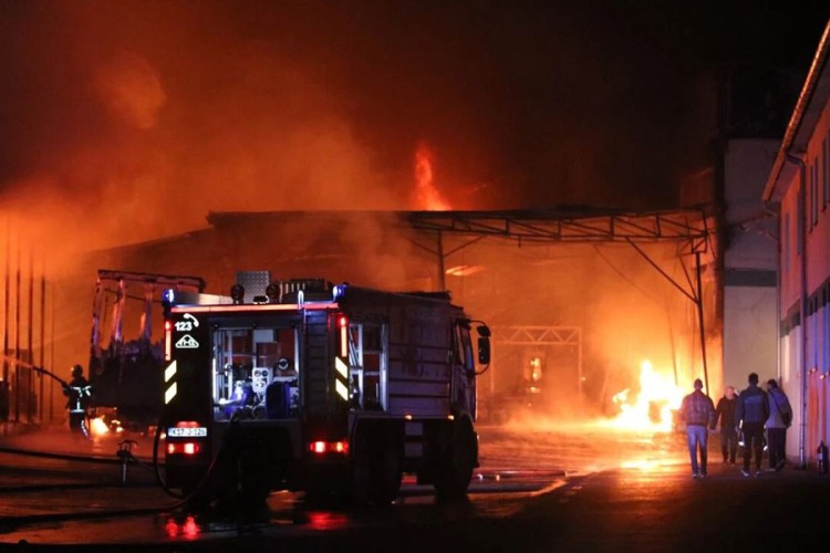 Ватрена стихија прогутала “Zaharex”, повријеђена два ватрогасца