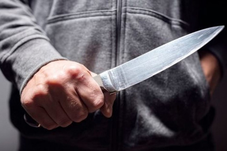 Детаљи покушаја убиства у Бијељини: Комшија ножем насрнуо на малољетника