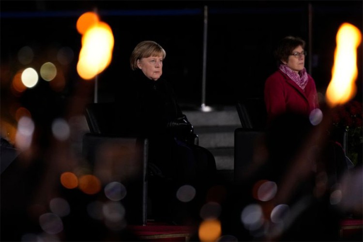 Ангелу Меркел испратила војска уз велику церемонију под бакљама