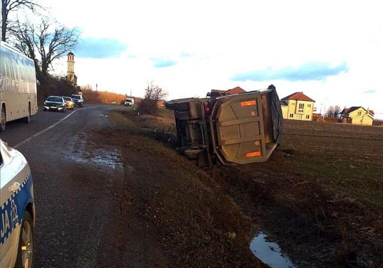 Пијан преврнуо камион на путу Брчко – Бијељина