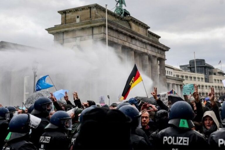 Десетине хиљада људи на протестима у Њемачкој, повријеђено 14 полицајаца