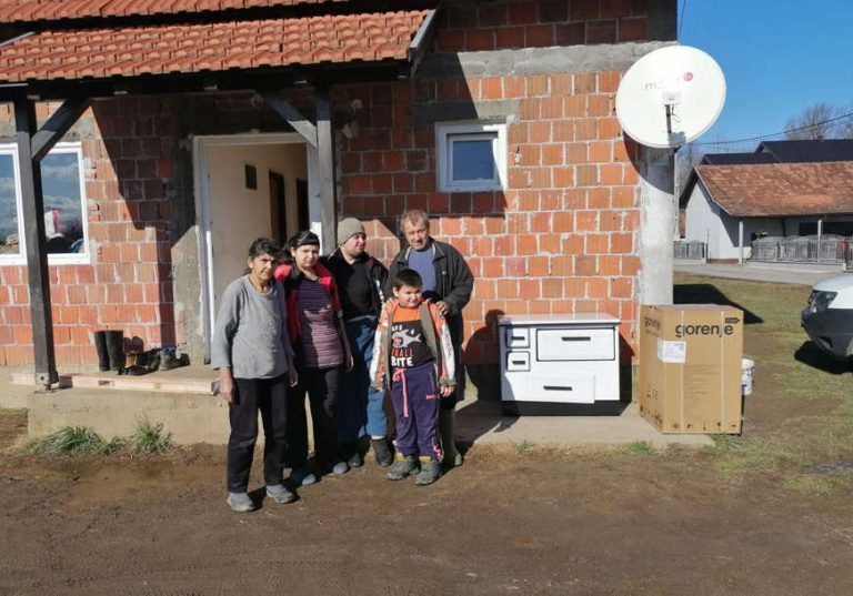 Отац ради за надницу да прехрани четворо дјеце: Уручена помоћ породици Стевановић из Обудовца