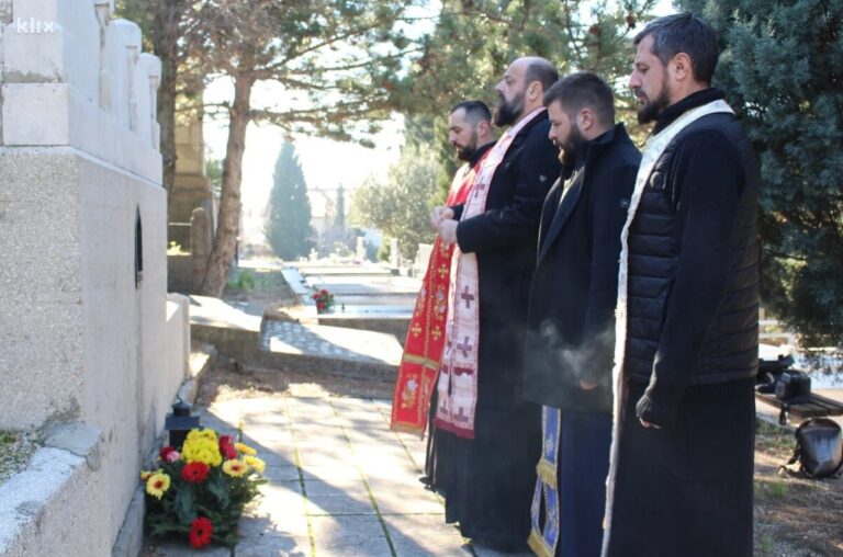 Цвијеће и молитва за Алексу Шантића у родном Мостару који му није вратио заслужено мјесто