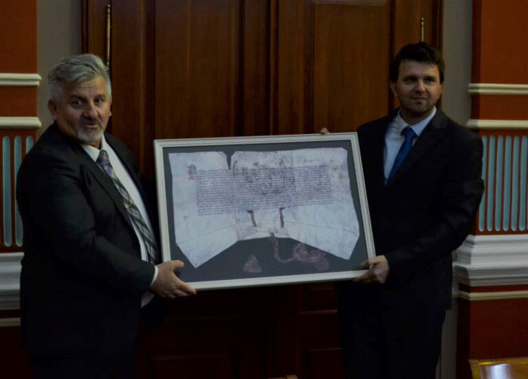 Градоначелнику Кадрићу уручен најстарији писани траг о спомињању Брчког