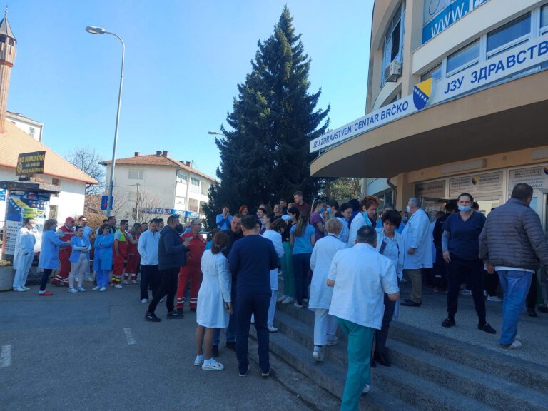 Брчко: Медицинари и данас обуставили рад у знак подршке нападнутим колегама