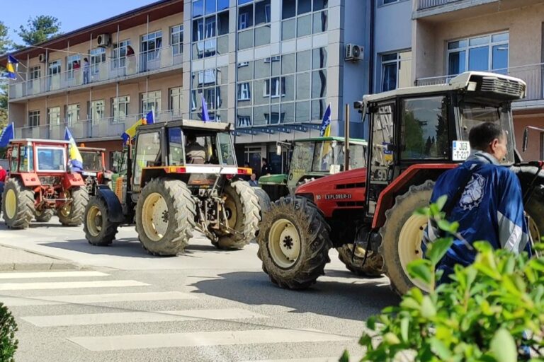 Пољопривредници са тракторима изашли на улице: Цијена млијека 20 година иста