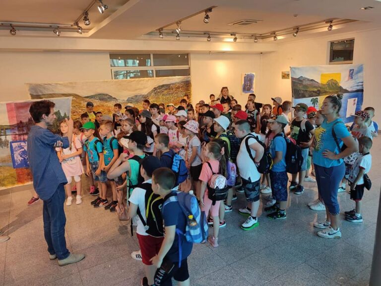Ученици из Брчког обишли поставку Соње Лундин у Галерији бијељинског Центра за културу