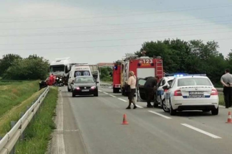 Детаљи несреће у Бијељини: Отац и кћерка погинули у директном судару с камионом