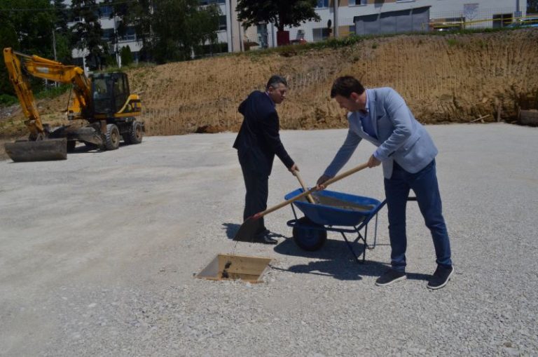 Градоначелник Кадрић и директор Османовић положили камен темељац