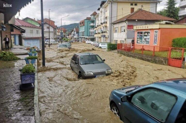 Алармантно стање у Челићу због поплава: Путеви и мостови блокирани, угрожено 100 објеката