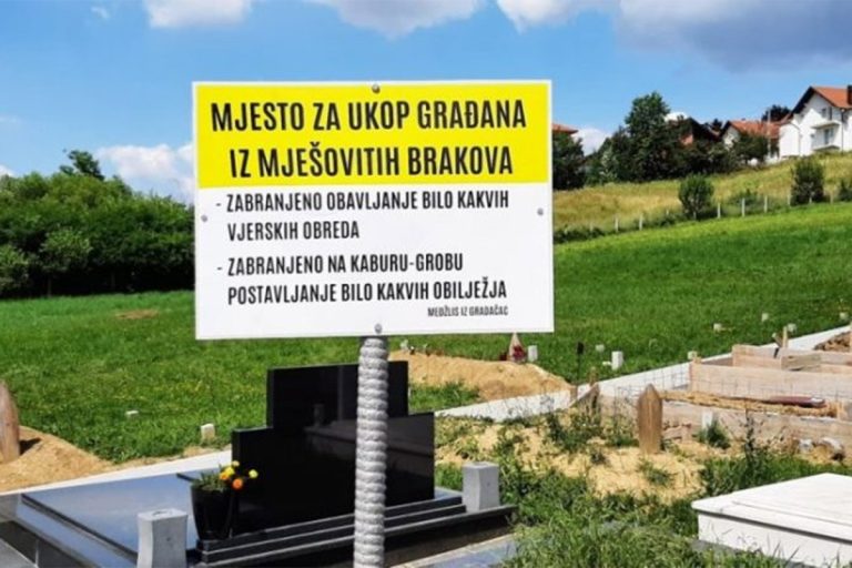 Осванула плоча на гробљу у Градачцу: “Мјесто за укоп грађана из мјешовитих бракова”